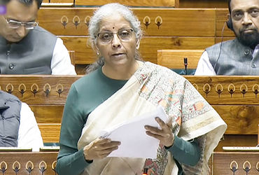 આ વખતે દેશનું બજેટ 2026 1 ફેબ્રુઆરી, રવિવારના રોજ રજૂ થશે. સંસદનું બજેટ સત્ર 28 જાન્યુઆરીથી શરૂ થશે અને 2 એપ્રિલ સુધી ચાલશે. રાષ્ટ્રપતિએ તેને મંજૂરી આપી દીધી છે. 28 જાન્યુઆરીએ રાષ્ટ્રપતિનું અભિભાષણ હશે. 29 જાન્યુઆરીએ આર્થિક સર્વેક્ષણ રજૂ થશે. રવિવાર થવા છતાં 1 ફેબ્રુઆરીએ બજેટ રજૂ કરાશે. બજેટ સત્રનો પહેલો તબક્કો 13 ફેબ્રુઆરીએ સમાપ્ત થશે. બીજો તબક્કો 9 માર્ચથી શરૂ થશે અને 2 એપ્રિલ સુધી ચાલશે.