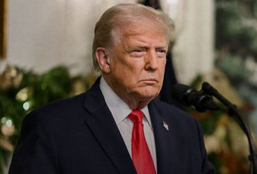 અમેરિકાના ટેરિફ દબાણ સામે ભારતે જડબાતોડ જવાબ આપતા યુએસ ટ્રેઝરીમાં પોતાનું રોકાણ એક જ વર્ષમાં 21% ઘટાડી નાખ્યું છે. ભારતના આ વળતા દાવથી અમેરિકન અર્થતંત્રને ₹4.5 લાખ કરોડનું મોટું નુકસાન થયું છે. બ્લૂમબર્ગના મતે, વૈશ્વિક આર્થિક અસ્થિરતા અને બદલાતી ભૌગોલિક-રાજકીય સ્થિતિને જોતા ભારત હવે ડોલર પરની નિર્ભરતા ઘટાડી રહ્યું છે. આ વ્યૂહાત્મક ફેરફારનો મુખ્ય હેતુ ભારતીય અર્થતંત્રને વધુ સુરક્ષિત અને મજબૂત બનાવવાનો છે.