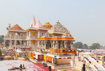 અયોધ્યા રામ મંદિરમાં સુરક્ષા વ્યવસ્થામાં મોટી ચૂક સામે આવી છે. અયોધ્યામાં રામ મંદિર પરિસરની સુરક્ષા વ્યવસ્થા અંગે તે સમયે ખળભળાટ મચી ગયો જ્યારે સુરક્ષા દળોએ એક યુવકને ધાર્મિક પ્રવૃતિ કરતા અટકાયત કરી. સૂત્રોના જણાવ્યા પ્રમાણે યુવકે રામ મંદિર પરિસરના દક્ષિણ પરકોટા વિસ્તારમાં સીતા રસોઈ પાસે નમાઝ પઢવાનોનો પ્રયાસ કર્યો.