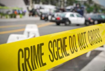 અમેરિકાના મિસિસિપીમાં ત્રણ મહિનામાં બીજી વખત ગોળીબાર થયો છે, જેમાં છ લોકોના મોત થયા છે. ગોળીબાર કરનારની ધરપકડ કરી લેવાઈ છે. સ્થાનિક સમાચાર એજન્સીઓ અને પોલીસ અનુસાર, શુક્રવારે મોડી રાત્રે આ વ્યક્તિએ ગોળીબાર કર્યો હતો. NBC ન્યૂઝ સાથે સંકળાયેલ WTVAના અનુસાર, શંકાસ્પદે ત્રણ અલગ અલગ સ્થળોએ ગોળીબાર કર્યો હતો. ક્લે કાઉન્ટી શેરિફ એડી સ્કોટે એક સોશિયલ મીડિયા પોસ્ટમાં કહ્યું, 'શંકાસ્પદ કસ્ટડીમાં છે અને હવે તે આપણા સમુદાય માટે ખતરો નથી.'