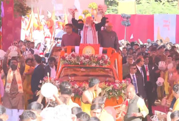 પ્રથમ જ્યોતિર્લિંગ સોમનાથ મહાદેવના સાનિધ્યમાં યોજાઈ રહેલા 'સોમનાથ સ્વાભિમાન પર્વ'માં સહભાગી થવા વડાપ્રધાન નરેન્દ્ર મોદી હાલ સોમનાથની મુલાકાતે છે. આજે (11મી જાન્યુઆરી) પ્રવાસના બીજા દિવસે પીએમ મોદી સોમનાથમાં વિશેષ પૂજા-અર્ચના કર્યા બાદ ભવ્ય રોડ-શો (શૌર્યયાત્રા) યોજશે અને ત્યારબાદ રાજકોટ તેમજ ગાંધીનગરના કાર્યક્રમોમાં હાજરી આપશે.