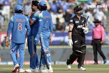 ભારત અને ન્યૂઝીલેન્ડ વચ્ચે ત્રણ મેચની વનડે સીરિઝની પ્રથમ મેચ આજે વડોદરાના કોટંબી સ્ટેડિયમમાં રમાય રહી છે. પહેલા બેટિંગ કરતા ન્યૂઝીલેન્ડે 50 ઓવરમાં 8 વિકેટના નુકસાન પર 300 રન બનાવ્યા. પહેલા બેટિંગ કરવા માટે ઉતરેલી ન્યૂઝીલેન્ડની ટીમની બેટિંગ આક્રામક જોવા મળી હતી. ડેરિલ મિચેલ 84 રનની ધમાકેદાર ઇનિંગ રમી હતી.