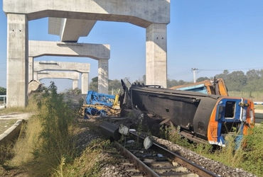 થાઈલેન્ડની રાજધાની બેંગકોકની નજીક બુધવારે સવારે એક ભયાનક ટ્રેન દુર્ઘટના સર્જાઈ છે, જેમાં ઓછામાં ઓછા 22 લોકોના મોત થયા છે અને 30થી વધુ લોકો ઘાયલ થયા છે. એક નિર્માણાધીન પ્રોજેક્ટની ક્રેન ચાલતી ટ્રેનના ડબ્બા પર પડતાં ટ્રેન પાટા પરથી ઉતરી ગઈ હતી, જેના કારણે આ મોટી દુર્ઘટના ઘટી.