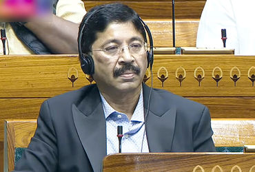 દ્રવિડ મુનેત્ર કઝગમ (DMK)ના સાંસદ દયાનિધિ મારને ઉત્તર અને દક્ષિણ ભારતના શિક્ષણ મોડલની તુલના કરતું એક વિવાદાસ્પદ નિવેદન આપ્યું છે, જેના કારણે દેશના રાજકારણમાં ગરમાવો આવી ગયો છે. તેમણે દાવો કર્યો છે કે જે રાજ્યો માત્ર હિન્દી શિક્ષણને પ્રોત્સાહન આપે છે ત્યાં બેરોજગારી અને પલાયન જેવી સમસ્યાઓ વધી રહી છે, જ્યારે તમિલનાડુનું દ્રવિડ મોડલ છોકરા-છોકરી બંનેને સમાન શિક્ષણ પૂરું પાડે છે.