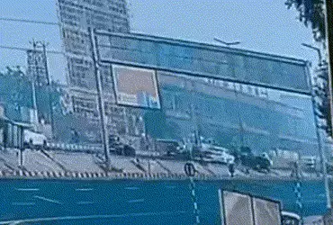 અમદાવાદના વ્યસ્ત એવા એસજી હાઇવે પર આજે એક અકસ્માત સર્જાયો હતો. જેમાં પૂરઝડપે આવી રહેલી કાર એસટી બસ સાથે ધડાકાભેર અથડાઈ હતી. આ ટક્કર એટલી ભયંકર હતી કે કારમાં સવાર યુવકનું ઘટનાસ્થળે જ કમકમાટીભર્યું મોત નીપજ્યું હતું. જ્યારે કારમાં સવાર યુવતીને ગંભીર ઇજાઓ પહોંચતા તેને તાત્કાલિક સારવાર અર્થે હોસ્પિટલ ખસેડવામાં આવી છે, જ્યાં તેની હાલત અત્યંત નાજુક હોવાનું જાણવા મળી રહ્યું છે. આ ઉપરાંત અન્ય બે લોકો પણ ઈજાગ્રસ્ત થયા છે.