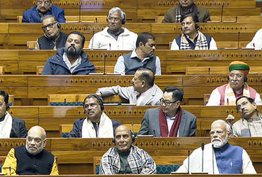 સંસદમાં સતત ચાલી રહેલા વિરોધ પ્રદર્શન અને હંગામાને કારણે હવે એ સ્પષ્ટ થઈ ગયું છે કે વડાપ્રધાન નરેન્દ્ર મોદી લોકસભામાં રાષ્ટ્રપતિના અભિભાષણ પરની ચર્ચાનો જવાબ નહીં આપી શકે. બુધવારે સાંજે 5 વાગ્યે તેમના ભાષણનો સમય નક્કી કરવામાં આવ્યો હતો, પરંતુ કોંગ્રેસ સહિત વિપક્ષી સાંસદોના હોબાળાને કારણે ગૃહની કાર્યવાહી સ્થગિત કરવી પડી હતી. પરિણામે, વડાપ્રધાનના ભાષણ વગર જ રાષ્ટ્રપતિના અભિભાષણ પરનો 'ધન્યવાદ પ્રસ્તાવ' મંજૂર કરી લેવામાં આવ્યો છે.