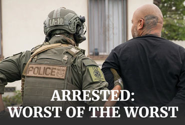 અમેરિકાના રાષ્ટ્રપ્રમુખ ડોનાલ્ડ ટ્રમ્પ દેશમાં રહેતા ગેરકાયદે પ્રવાસીઓ વિરુદ્ધ ખુબ જ આક્રમક છે. તેમના આ જ વલણના કારણે આવા પ્રવાસીઓ વિરુદ્ધ દિવસે ને દિવસે કાર્યવાહીઓ વધતી જઈ રહી છે. ચોંકાવનારી વાત એ છે કે, અમેરિકન ગૃહ સુરક્ષા વિભાગે ‘ખૂંખાર ગુનેગારોની યાદી’ જાહેર કરી છે અને તેમાં 89 ભારતીયોના નામ સામેલ હોવાની વિગતો સામે આવી છે. આ યાદી ભારતીય સહિત અન્ય ગેરકાયદે પ્રવાસીઓ વિરુદ્ધનો નવો મામલો છે.