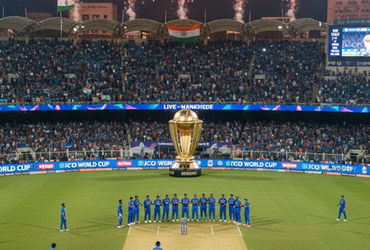 આજથી ક્રિકેટના સૌથી ટૂંકા અને રોમાંચક ફોર્મેટ એવા ટી20 વર્લ્ડ કપ 2026નો શંખનાદ થવા જઈ રહ્યો છે. ભારત અને શ્રીલંકાની યજમાનીમાં રમાનારા આ મહાકુંભમાં કુલ 20 ટીમો ભાગ લઈ રહી છે. આ વખતે મેદાન પર રમાનારી મેચોની સાથે-સાથે મેદાનની બહારની રાજનીતિ અને વિવાદો પણ ચર્ચાના કેન્દ્રમાં રહ્યા છે. ડિફેન્ડિંગ ચેમ્પિયન ભારત આ વખતે સૂર્યકુમાર યાદવની કેપ્ટનશીપમાં પોતાનો ખિતાબ બચાવવા મેદાનમાં ઉતરશે.