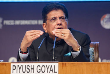 વ્હાઇટ હાઉસે શનિવારે (6 ફેબ્રુઆરી) મોડી રાત્રે જાહેરાત કરી કે અમેરિકા અને ભારતે એકબીજા માટે ફાયદાકારક ટ્રેડ પર એક વચગાળાની સમજૂતી માટે એક ફ્રેમવર્ક પર મહોર લગાવી છે. આ ફ્રેમવર્ક બંને દેશો વચ્ચે લગભગ એક વર્ષની વાતચીત બાદ એક સત્તાવાર સફળતા છે. હવે કેન્દ્રીય વાણિજ્ય અને ઉદ્યોગ મંત્રી પિયૂષ ગોયલે ભારત-અમેરિકા ટ્રેડ ડીલ પર પ્રેસ કોન્ફરન્સ યોજી છે. જેમાં તેમણે જણાવ્યું કે, 'ખેડૂતો-ડેરીના હિતોને સંરક્ષણ કરાયા છે.'