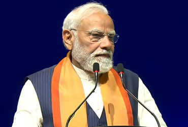 બે દિવસના મલેશિયા પ્રવાસે પહોંચેલા વડાપ્રધાન નરેન્દ્ર મોદીનું સ્વાગત તેમના મલેશિયન સમકક્ષ વડાપ્રધાન અનવર ઇબ્રાહિમે કર્યું. વડાપ્રધાનનું સ્વાગત કરીને એરપોર્ટ ગયેલા ઇબ્રાહિમની સાથે વડાપ્રધાન મોદીએ X પર ફોટો શેર કર્યો છે. વડાપ્રધાન મોદીએ લખ્યું કે, 'હું કુઆલાલંપુર પહોંચી ગયો છું. એરપોર્ટ પર મારા મિત્ર, વડાપ્રધાન અનવર ઇબ્રાહિમ તરફથી કરાયેલા હાર્દિક સ્વાગત માટે હું ખુબ આભારી છું.'