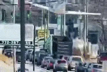 અમેરિકાના જ્યોર્જિયામાં એક મોટી વિમાની દુર્ઘટના ટળી છે, જ્યાં એન્જિનમાં ખામી સર્જાવાને કારણે એક નાના વિમાનને ધમધમતા હાઈવે પર ઈમરજન્સી લેન્ડિંગ કરવાની ફરજ પડી હતી. અમેરિકાના નેશનલ ટ્રાન્સપોર્ટેશન સેફ્ટી બોર્ડ(NTSB) અનુસાર, સિંગલ એન્જિન ધરાવતા આ હોકર બીચક્રાફ્ટ વિમાને ગેન્સવિલે એરપોર્ટથી ઉડાન ભરી હતી, પરંતુ થોડી જ વારમાં એન્જિન ફેલ થઈ જતાં પાયલટે મદદ માટે 'મે ડે' કોલ કર્યો હતો.