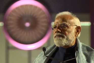 વડાપ્રધાન નરેન્દ્ર મોદીએ શુક્રવારે(13 ફેબ્રુઆરી) સેવા તીર્થ સંકુલથી કર્તવ્ય ભવન 1 અને 2નું ઉદ્ઘાટન કર્યું. તેમણે એક સિક્કો અને ટપાલ ટિકિટ પણ બહાર પાડી. અગાઉ, પીએમ મોદીએ શુક્રવારે સવારે "સેવા તીર્થ" સંકુલનું ઉદ્ઘાટન કર્યું હતું. આ નવી ઇમારતમાં પ્રધાનમંત્રી કાર્યાલય (PMO), રાષ્ટ્રીય સુરક્ષા પરિષદ સચિવાલય અને કેબિનેટ સચિવાલય હશે. કેન્દ્રીય મંત્રી મનોહર લાલે જણાવ્યું કે, ઉદ્યોગ ભવન મેટ્રો સ્ટેશનનું નામ બદલીને સેવા તીર્થ મેટ્રો સ્ટેશન કરવામાં આવશે.