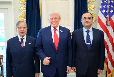 પાકિસ્તાન અને અફઘાનિસ્તાન વચ્ચે વધી રહેલા સૈન્ય તણાવ અને 'ઓપન વોર' જેવી સ્થિતિ વચ્ચે અમેરિકન પ્રમુખ ડોનાલ્ડ ટ્રમ્પનું મોટું નિવેદન સામે આવ્યું છે. વ્હાઇટ હાઉસમાં પત્રકારો સાથે વાતચીત કરતા ટ્રમ્પે સ્પષ્ટ કર્યું છે કે તેઓ આ સંઘર્ષને ઉકેલવા માટે હસ્તક્ષેપ કરશે. ટ્રમ્પે પાકિસ્તાન સાથેના પોતાના મજબૂત સંબંધોનો ઉલ્લેખ કરતા પાકિસ્તાની વડાપ્રધાન શાહબાઝ શરીફ અને સેના પ્રમુખ આસિમ મુનીરની ખુલ્લેઆમ પ્રશંસા કરી હતી. તેમણે કહ્યું કે, 'પાકિસ્તાન અત્યારે શાનદાર કામ કરી રહ્યું છે. તેમની પાસે એક મહાન વડાપ્રધાન અને એક મહાન જનરલ છે, જેમના માટે મને ખૂબ આદર છે.'