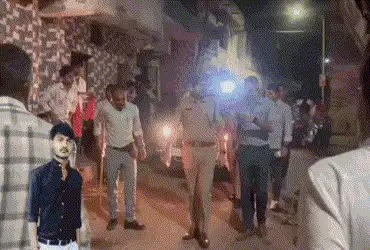 અમદાવાદના સરખેજમાં ગઈકાલે રાત્રે જૂની અદાવતમાં ઠાકોર સમાજના બે જૂથો વચ્ચે હિંસક અથડામણ થઈ હતી, જેમાં એક યુવકનું મોત નીપજ્યું છે અને અન્ય 3 વ્યક્તિઓ ઈજાગ્રસ્ત થયા છે. આ ઘટનાને પગલે સમગ્ર પંથકમાં ચકચાર મચી ગઈ છે. આ ઘટનાની જાણ કરાતા ઉચ્ચ અધિકારીઓ સહિત પોલીસનો કાફલો સ્થળ પર પહોંચી ગયો હતો. પોલીસ હાલ સીસીટીવી ફૂટેજ અને ટેકનિકલ એનાલિસિસ દ્વારા આરોપીઓને પકડવા તપાસ કરી રહી છે, બીજી તરફ મૃતકના પરિવારે પોલીસની કામગીરી સામે રોષ વ્યક્ત કરી કડક સજાની માંગ કરી છે.