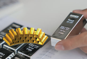 અમેરિકા-ઈઝરાયલ અને ઈરાનના યુદ્ધના કારણે મધ્ય-પૂર્વમાં ઉભા થયેલા ભયંકર સંકટ તેમજ અમેરિકન ફેડરલ રિઝર્વ બેંકના નિર્ણય બાદ સોના-ચાંદીના ભાવમાં ધરખમ ઘટાડો થયો છે. બીજીતરફ સંઘર્ષની અસરો ક્રૂડના ભાવ પર પણ જોવા મળી છે. બ્રેંટ ક્રૂડ અને WTI ક્રૂડની કિંમતો પણ ગગડી છે.