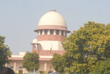 સોલિસિટર જનરલ તુષાર મહેતાએ આકરા શબ્દોમાં કહ્યું કે, સોશિયલ મીડિયા પર એવા ટેબ્લોઇડ્સ (પેજ/ચેનલો) છે જેમને ટૂંકમાં બ્લેકમેલર્સ કહી શકાય. ચીફ જસ્ટિસે પણ ઉમેર્યું કે, નાના શહેરો અને ગામડાના લોકો મીડિયાકર્મી હોવાનું નકલી ઓળખપત્ર બતાવીને પોતાના વાહનો પર ખોટા લખાણો પ્રદર્શિત કરે છે.