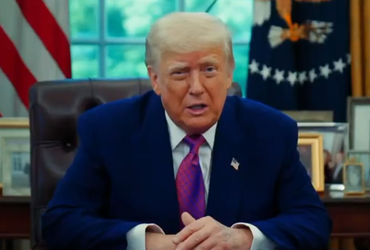 અમેરિકા ઈરાન યુદ્ધ હવે 31મા દિવસમાં પહોંચી ગયું છે, અત્યાર સુધી અમેરિકા તે લક્ષ્ય હાંસલ કરી શક્યું નથી, જેના માટે તેણે યુદ્ધ શરૂ કર્યું હતું. ઈરાન અત્યાર સુધી અમેરિકા સામે ન તો ઝૂક્યું છે અને ન તો તેણે કોઈ ઢીલાશ બતાવી છે. ઈરાનના આ પહાડ જેવું મનોબળને જોઈને હવે અમેરિકન રાષ્ટ્ર પ્રમુખ ડોનાલ્ડ ટ્રમ્પ અકળાયા છે. સોમવારે તેમણે ઈરાનને અત્યાર સુધીની સૌથી મોટી ધમકી આપતા કહ્યું કે, જો હોર્મુઝ સ્ટ્રેટને સામાન્ય કામગીરી માટે ખોલવામાં નહીં આવે તો ઈરાનના તમામ પાવર પ્લાન્ટ્સ, તેલના કૂવા અને ખાર્ગ ટાપુને ઉડાવી દઈશું.