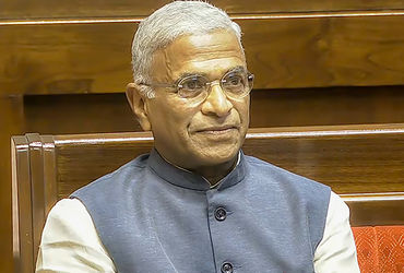 સંસદના વિશેષ સત્રના બીજા દિવસે રાજકીય ગરમાવો જોવા મળી રહ્યો છે. જનતા દળ (યુનાઇટેડ)ના વરિષ્ઠ નેતા અને રાષ્ટ્રપતિએ નિમેલા સાંસદ હરિવંશ સિંહ સતત ત્રીજી વખત રાજ્યસભાના ઉપાધ્યક્ષ તરીકે બિનહરીફ ચૂંટાઈ આવ્યા છે. આ ઐતિહાસિક પળે વડાપ્રધાન નરેન્દ્ર મોદીએ તેમને અભિનંદન પાઠવ્યા હતા. બીજી તરફ, લોકસભામાં આજે મહિલા અનામત બિલ પર નિર્ણાયક મતદાન થવાનું છે.