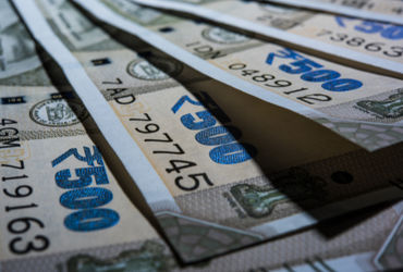 DA Hike Announced: કેન્દ્ર સરકારના લાખો કર્મચારીઓ માટે રાહતના સમાચાર છે. શનિવારે મળેલી કેબિનેટ બેઠકમાં મોંઘવારી ભથ્થા એટલે કે DAમાં 2 ટકાનો વધારો કરવામાં આવ્યો છે. આ વધારો એવા સમયે આવ્યો છે જ્યારે કર્મચારી સંગઠનો દ્વારા 8માં પગાર પંચની જોરશોરથી માંગ કરવામાં આવી રહી છે.