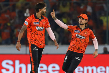 ઈન્ડિયન પ્રીમિયર લીગ 2026ની 27મી મેચ આજે(18 એપ્રિલ) સનરાઈઝર્સ હૈદરાબાદ(SRH) અને ચેન્નાઈ સુપર કિંગ્સ(CSK) વચ્ચે રમાઈ હતી. જેમાં SRHએ CSKને 10 રનથી હરાવ્યું છે. CSK કેપ્ટન ઋતુરાજ ગાયકવાડે ટોસ જીતીને પહેલા બોલિંગ કરવાનો નિર્ણય લીધો હતો. SRHએ પહેલા બેટિંગ કરતા 20 ઓવરમાં 9 વિકેટ પર 194 રન બનાવ્યા હતા. જેના જવાબમાં CSK 20 ઓવરમાં 8 વિકેટ પર 184 રન જ બનાવી શકી. આમ, સનરાઈઝર્સ હૈદરાબાદની શાનદાર જીત થઈ છે.