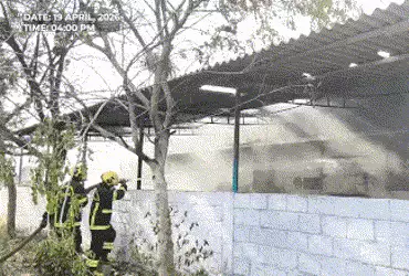 તમિલનાડુના વિરુધુનગર જિલ્લામાં આવેલી એક ફટાકડા બનાવવાની યુનિટમાં જોરદાર વિસ્ફોટ થતા મોટી દુર્ઘટના સર્જાઈ છે. પ્રાથમિક માહિતી પ્રમાણે આ અકસ્માતમાં અત્યાર સુધીમાં 19 લોકોના કંપારીભર્યા મોત થયા છે, જ્યારે અન્ય ઘણા લોકો કાટમાળ નીચે દટાયા હોવાની આશંકા સેવાઈ રહી છે. અગાઉ 9 લોકોના મોતની આશંકા હતી, પરંતુ કાટમાળ હટાવતી વખતે મૃતકોની સંખ્યા વધીને 19 થઈ ગઈ છે. બીજી બાજુ ઓછામાં ઓછા 6 લોકો ઈજાગ્રસ્ત હોવાનું માલૂમ પડ્યું છે, જેમને સારવાર માટે નજીકની હોસ્પિટલમાં દાખલ કરવામાં આવ્યા છે.