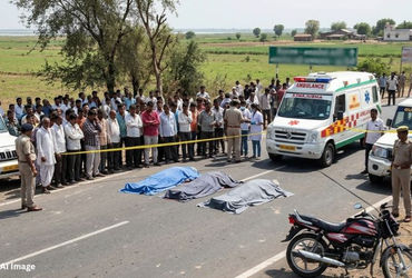 અમદાવાદ જિલ્લાના નળ સરોવર-વિરમગામ હાઈવે પર આજે (24મી એપ્રિલ) વહેલી સવારે ગમખ્વાર અકસ્માત સર્જાયો છે. કમીજલા અને વનથળ ગામ વચ્ચે એક પીકઅપ વાનચાલકે બાઈકને પાછળથી જોરદાર ટક્કર મારતા એક જ પરિવારના ત્રણ સભ્યોના કરુણ મોત નિપજ્યા હતા. આ અકસ્માતમાં એક મહિલા ગંભીર રીતે ઈજાગ્રસ્ત થઈ છે, જે હાલ હોસ્પિટલમાં જીવન-મરણ વચ્ચે ઝોલા ખાઈ રહી છે.