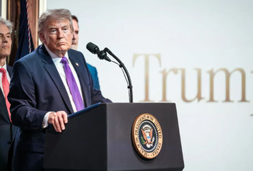 Donald Trump Posts Iran Map with US Flag : શું મિડલ ઈસ્ટમાં કોઈ મોટી અને ભયાનક સૈન્ય કાર્યવાહી થવા જઈ રહી છે? શું અમેરિકા ટૂંક સમયમાં જ ઈરાન પર કોઈ મોટો હુમલો કરવાનું છે? આ એવા સવાલો છે જેણે હાલમાં સમગ્ર વિશ્વના દેશોને ચિંતામાં મૂકી દીધા છે. અમેરિકાના પ્રમુખ ટ્રમ્પે પોતાના સોશિયલ મીડિયા પ્લેટફોર્મ 'ટ્રુથ' પર ઈરાનના નકશાવાળી એક એવી તસવીર પોસ્ટ કરી છે, જેણે આંતરરાષ્ટ્રીય રાજનીતિમાં ચિંતા ઊભી કરી છે.