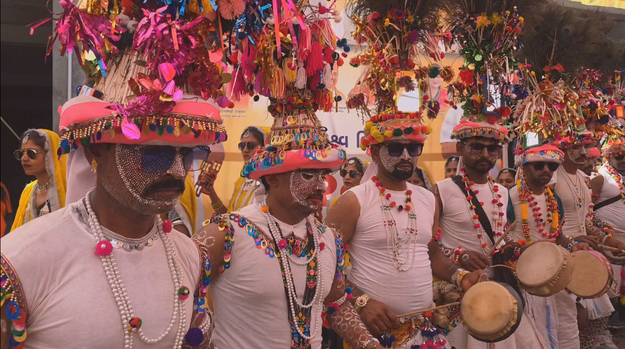 PHOTOS: છોટા ઉદેપુરના 'ગેરના મેળા'ની અદભૂત તસવીરો, જ્યાં રંગો વગર પણ આખું વાતાવરણ મેઘધનુષી લાગે 4 - image