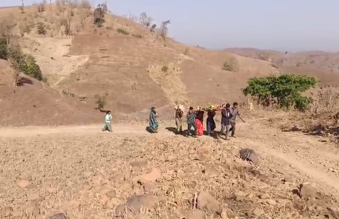 છોટા ઉદેપુર: સગર્ભા મહિલાઓને પડતી તકલીફ નસવાડી તંત્રને દેખાઈ, અધિકારીએ ડબ્બા ગામની લીધી મુલાકાત 2 - image