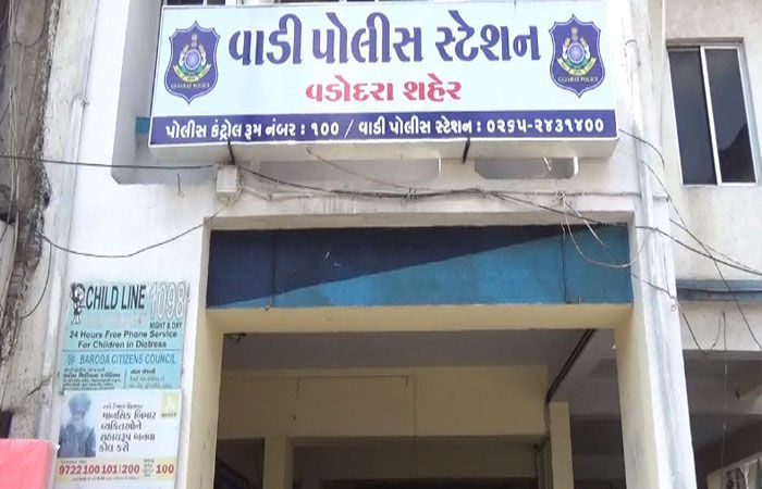 ટુ વ્હીલર પર તલવાર લઈને નીકળેલા બે યુવક સામે ગુનો દાખલ 1 - image