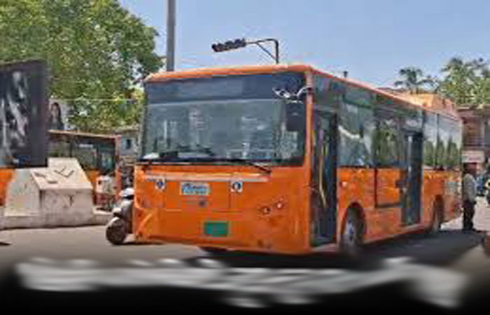 સિટી બસ પર પથ્થરમારો મુસાફરોના જીવ તાળવે ચોંટયા, અસામાજિક તત્વોનો આતંક 1 - image