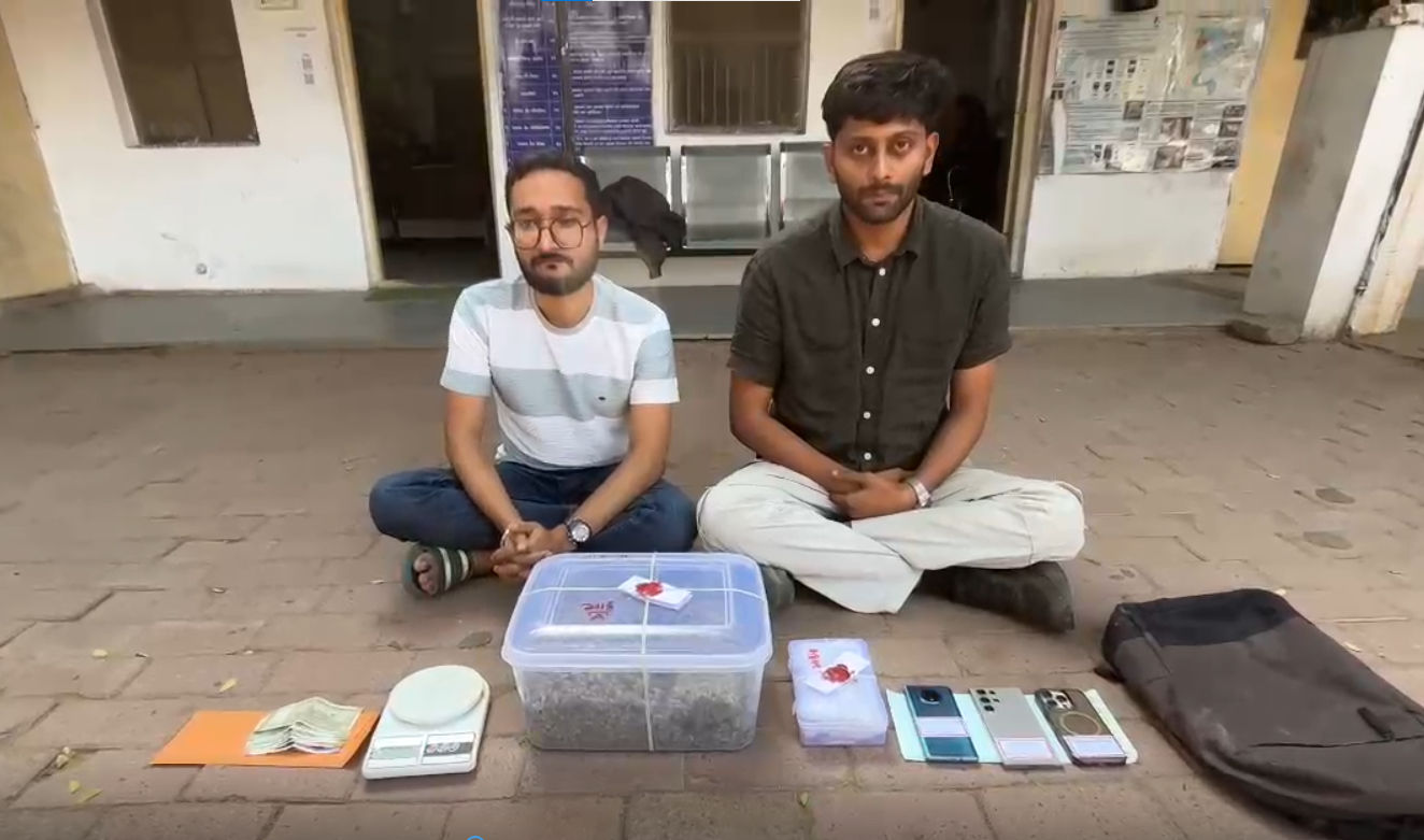 યુવાધન કયા રસ્તે! અમદાવાદમાં કોલેજ બહાર હાઈબ્રીડ ગાંજો વેચતા બે આરોપીની ધરપકડ, 42 લાખનો મુદ્દામાલ જપ્ત 2 - image