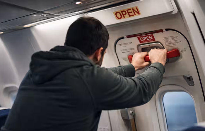 ચાલુ ફ્લાઇટે દરવાજો ખોલવા પ્રયાસ ભૂતે આવુ કરાવ્યાનો આરોપીનો દાવો 1 - image