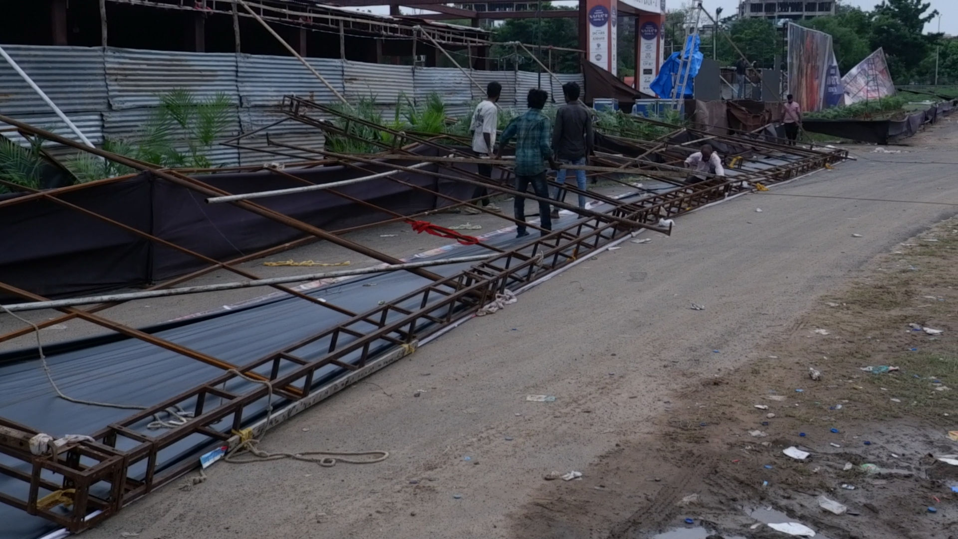 વડોદરા: આજે ગરબા થશે કે નહીં? વરસાદથી ધોવાયેલા ગ્રાઉન્ડને 'કોરું' કરવાની કવાયત 5 - image