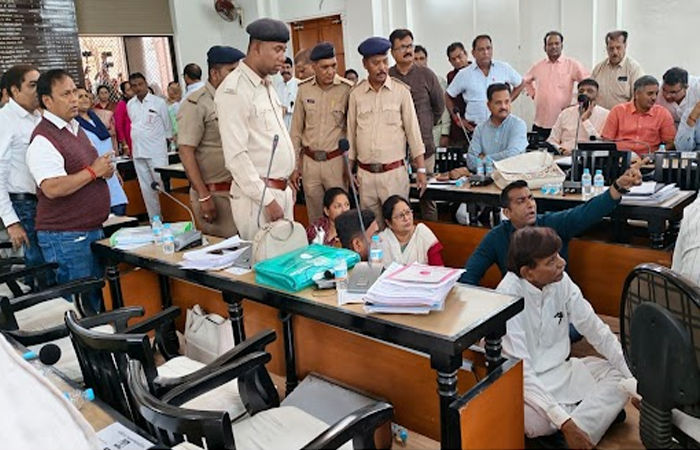 વડોદરા કોર્પોરેશનની સભામાં સભ્યોને બોલવાની સમય મર્યાદા મુદ્દે હોબાળો : કોંગ્રેસના સાત સભ્ય સસ્પેન્ડ, બજેટ બહુમતીના જોરે મંજૂર 1 - image