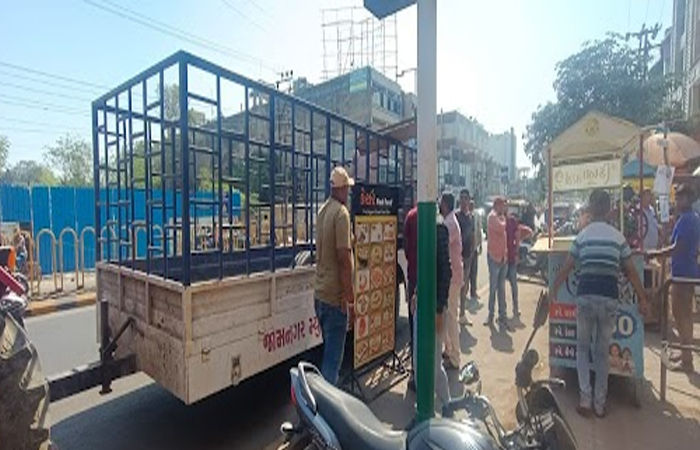 જામનગર પાલિકા દ્વારા અંબર સિનેમા રોડને સાફ સુથરો બનાવવા માટેની મોટી કવાયત   : રેકડી તથા પથારા કબજે કરાયા 2 - image