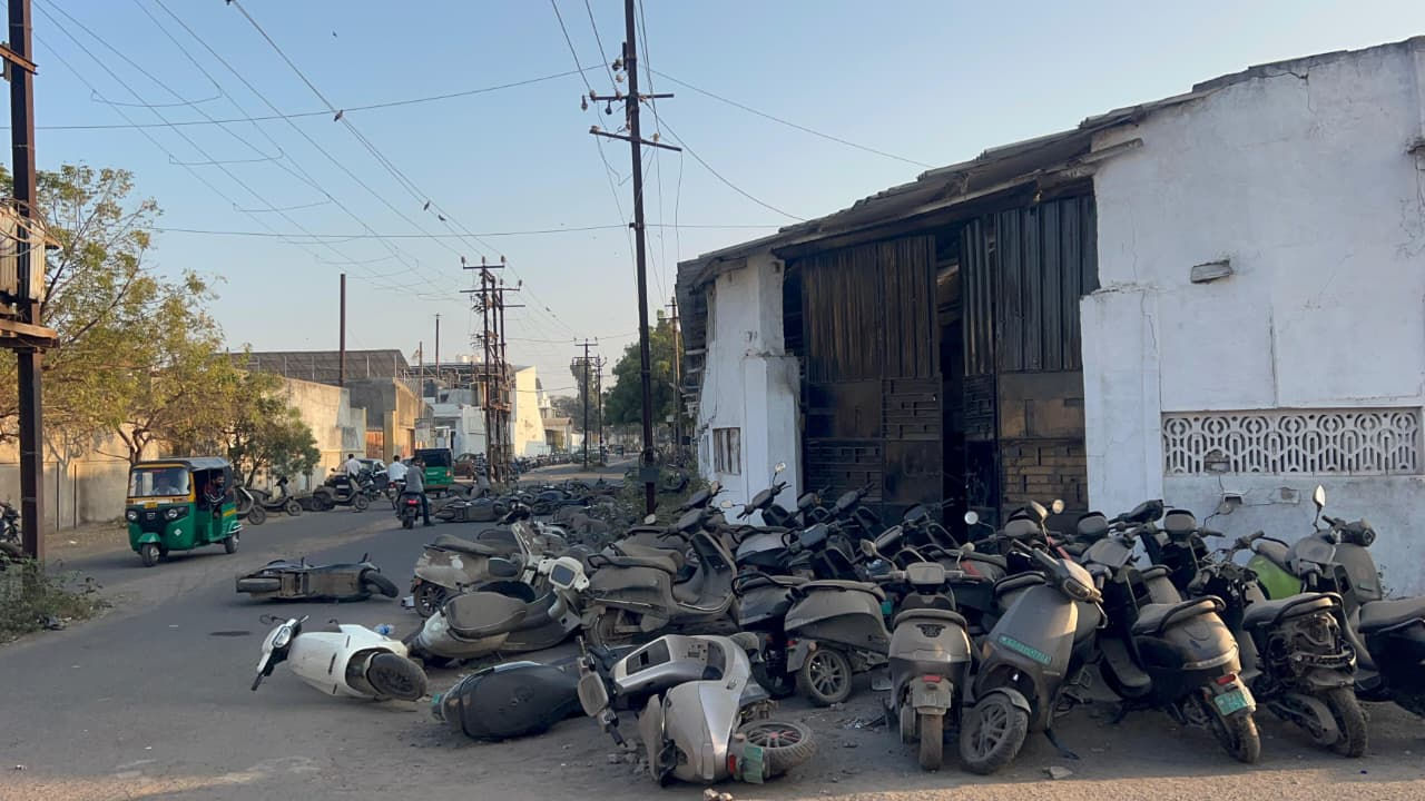 જામનગર: 'ઓલા' સર્વિસ સેન્ટરની લાપરવાહી સામે આક્રોશ, બે શખસોએ વાહનોમાં કરી તોડફોડ 2 - image