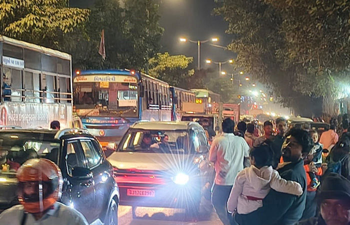 વડોદરામાં ગોત્રી હોસ્પિટલથી હરિ નગર અને નટુભાઈ સર્કલ સુધી ભારે ટ્રાફિક જામની સમસ્યા 1 - image