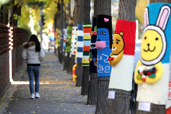 આ દેશના લોકો ઠંડીથી બચાવવા વૃક્ષોને પણ સ્વેટર પહેરાવે છે 1 - image