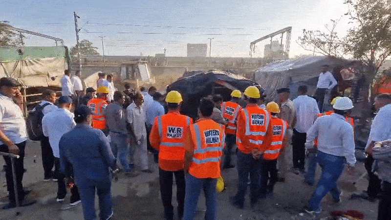 રાજકોટના લક્ષ્મીનગરમાં મેગા ડિમોલિશન, 350થી વધુ ગેરકાયદે ઝુંપડા તોડી પડાયા 2 - image