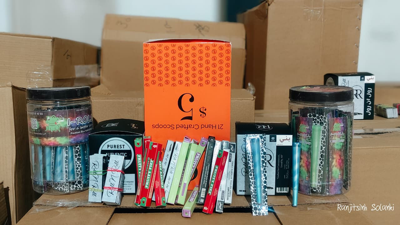 અમદાવાદના વટવામાં ગેરકાયદે સ્મોકિંગ કોન અને રોલિંગ પેપરનું ગોડાઉન ઝડપાયું, મણિનગરના વેપારીની ધરપકડ 2 - image