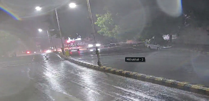 ઓઢવ ફાયર સ્ટેશન આસપાસનો વિસ્તાર જળબંબાકાર , મણિનગર,ઓઢવમાં ચાર,શહેરમાં સરેરાશ પોણાબે ઈંચ વરસાદથી જળબંબાકાર 1 - image