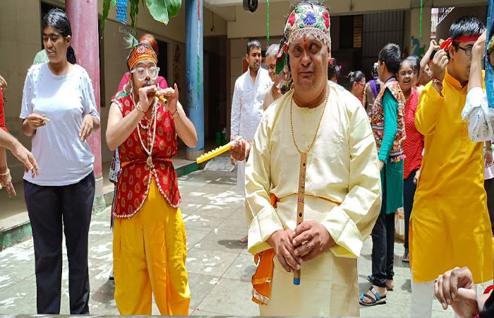 સુરત શહેરની અનેક સ્કુલોમાં ઉજવાયો કૃષ્ણ જન્માષ્ટમીનો તહેવાર 2 - image