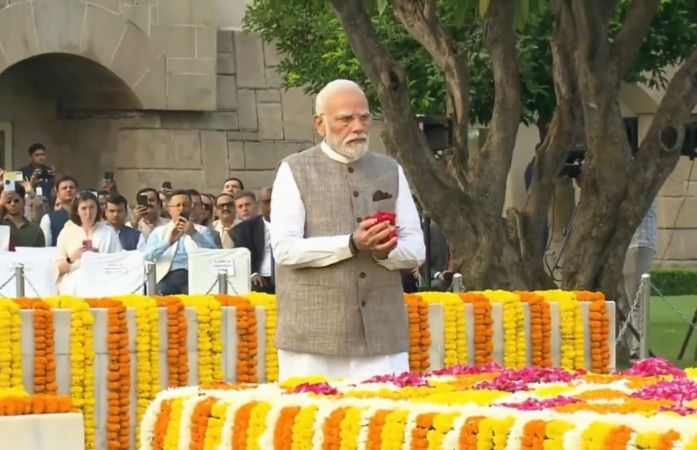 'માનવ ઇતિહાસની દિશા બદલી નાખી...' વડાપ્રધાન મોદીની રાજઘાટ પર મહાત્મા ગાંધીને શ્રદ્ધાંજલિ 1 - image