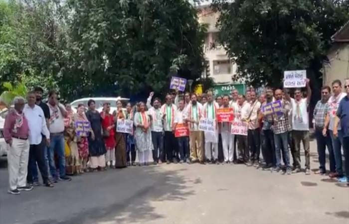 વિશ્વામિત્રી ભ્રષ્ટાચાર મુદ્દે મગરની પ્રતિકૃતિ સાથે કોંગ્રેસ દ્વારા 'સત્તાધીશો જવાબ દો, હિસાબ દો' ના નારા સાથે વિરોધ પ્રદર્શન 2 - image