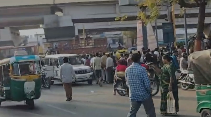 અમદાવાદ: 'અહીં કેમ બેઠા છો?' કહીને બજરંગ દળના કાર્યકરોએ બે યુવકોને જાહેરમાં માર માર્યો, સામસામે પોલીસ ફરિયાદ 2 - image