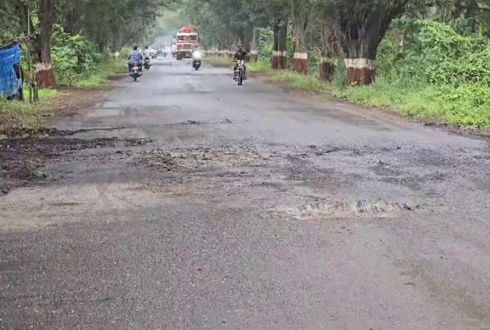 છોટાઉદેપુરમાં વેઠનો વહીવટ!: ડાયવર્ઝન માર્ગ પર માટી-કિચડના ખાડામાં ટેન્કર ફસાયું, અકસ્માતો વધ્યા 2 - image