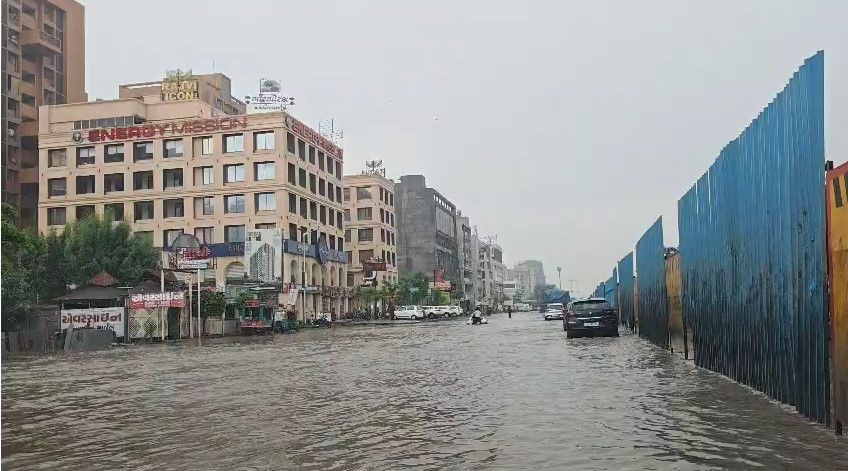 PHOTOS: વરસાદ નહીં, તંત્રની ઘોર બેદરકારીનો માર, ગુજરાતમાં જનજીવન ખોરવાયું! 7 - image