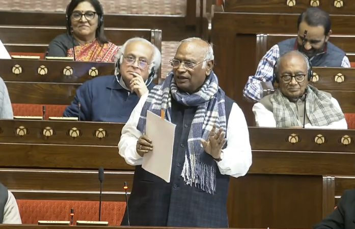 'તારો બાપ મારી સાથે ફરતો હતો, ચૂપચાપ બેસી જા', સંસદમાં કોના પર ભડક્યા ખડગે? 1 - image