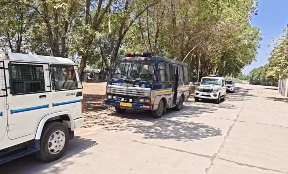 અમદાવાદ-રાજકોટ અને વડોદરા RTOમાં બોમ્બની ધમકીથી અફરાતફરી, બોમ્બ-ડોગ સ્ક્વોડ દ્વારા ચેકિંગ શરૂ 3 - image